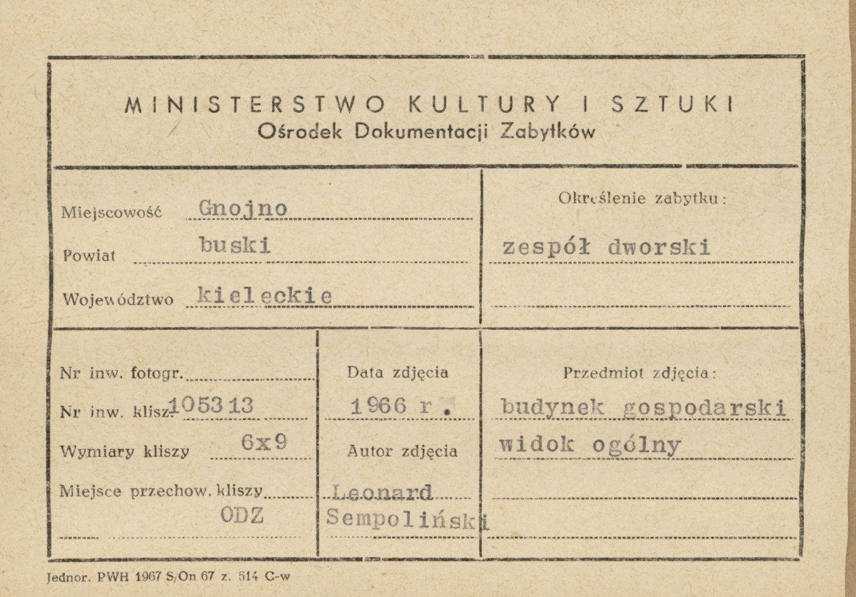 Dwór - spichlerz, widok ogólny po remoncie - metryczka, skan 1