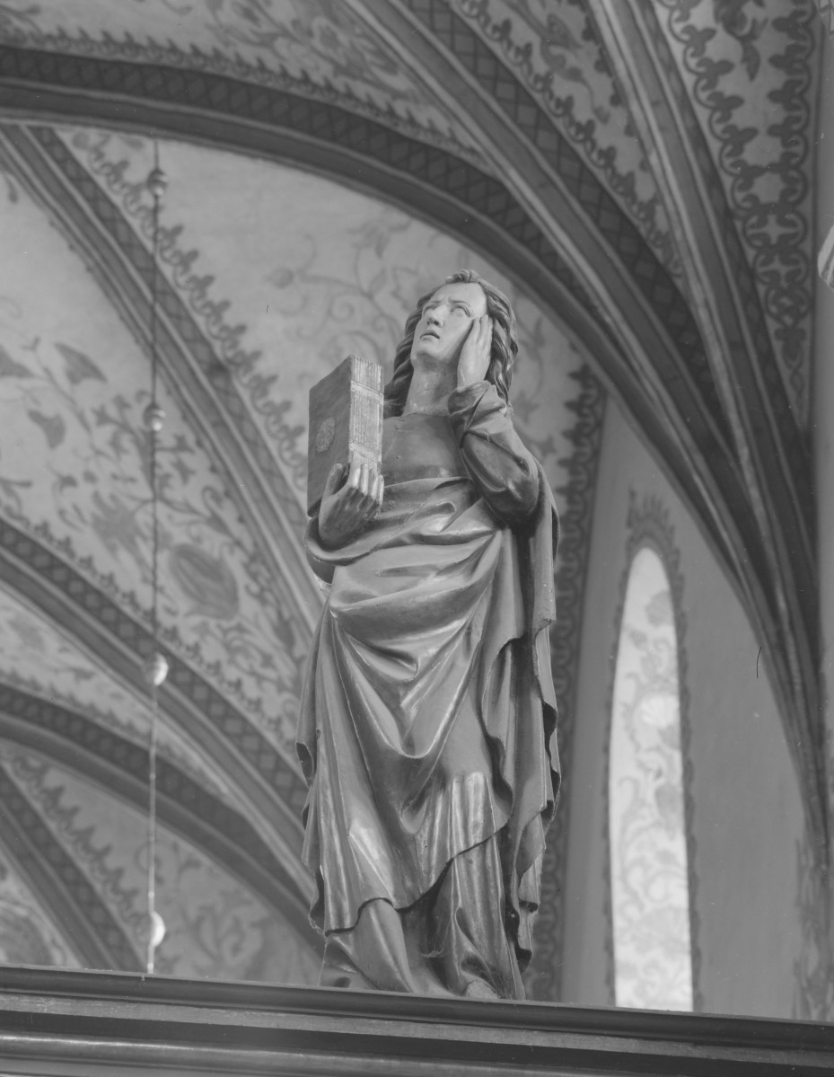 kościół farny pw. Świętej Trójcy - wnętrze: figura Św. Jana na belce tęczowej, skan 1