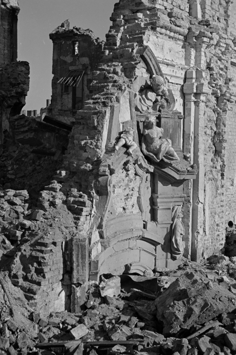 Ruiny sanktuarium M. B. Łaskawej. Fragment ołtarza., skan 1