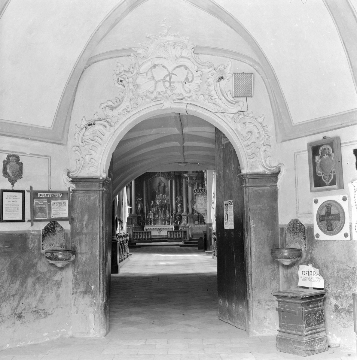 kościół dominikanek - wnętrze, kruchta, portal do kościoła, skan 1
