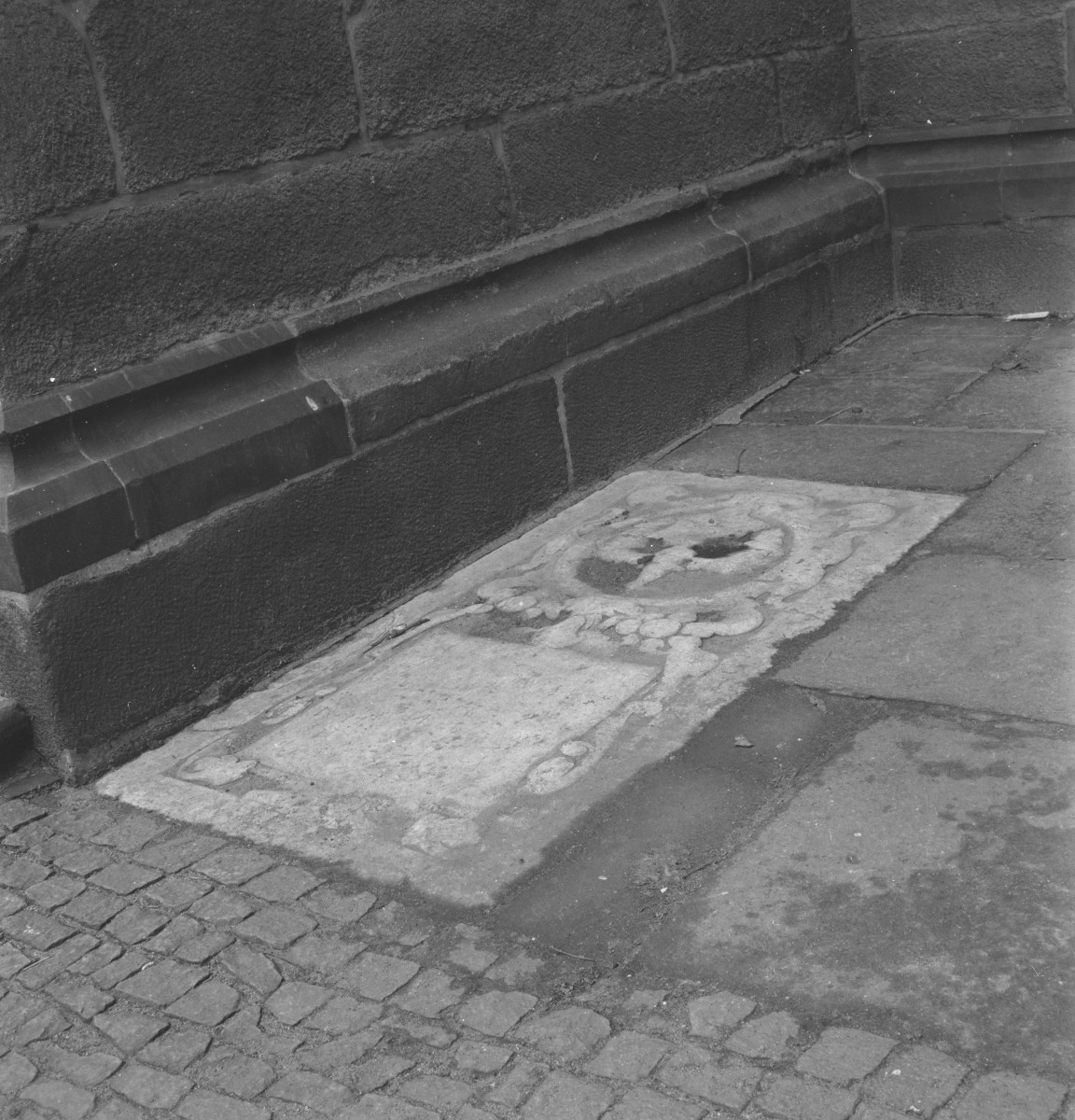 Katedra św. Stanisława i św. Wacława - fragment przyziemia z płytą nagrobną, skan 1