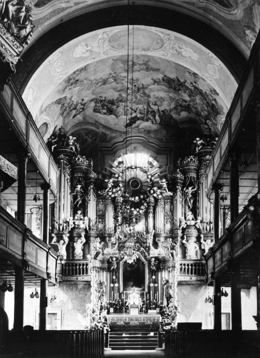 kościół pw. Podwyższenia Krzyża Świętego - wnętrze - nawa główna - prezbiterium - ołtarz główny, skan 1