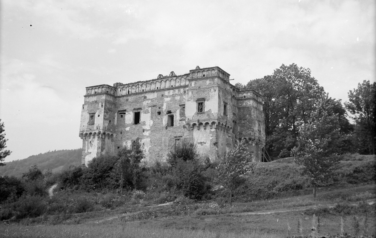 Dwór obronny Gładyszów - widok ogólny, skan 1