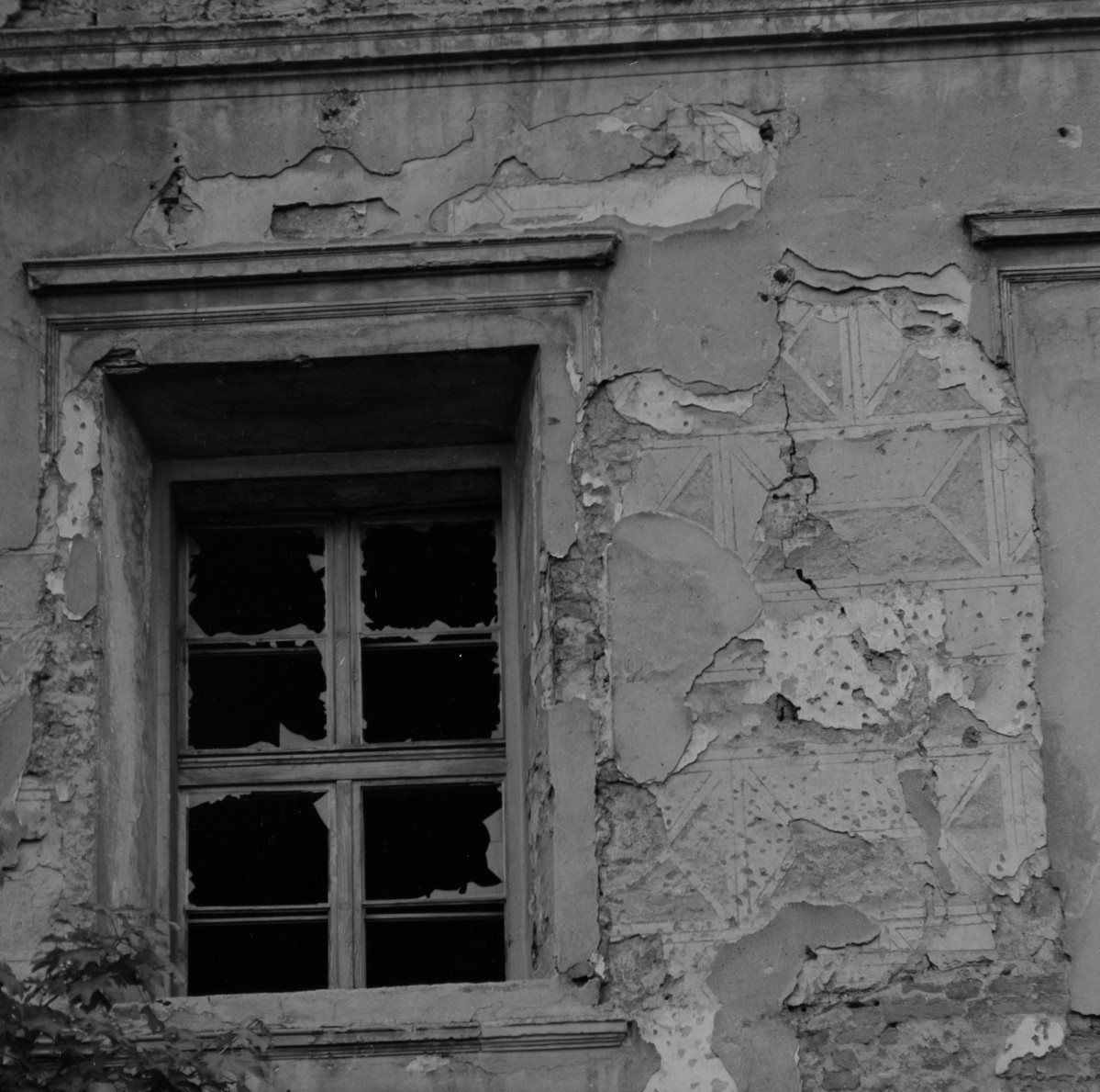 zamek Oppersdorffów - zamek górny - skrzydło południowe - elewacja zewnetrzna - fragment z sgrafitto, skan 1