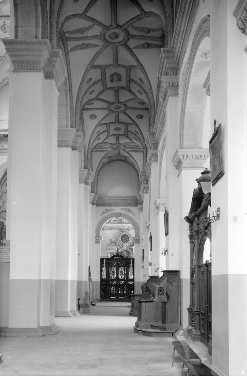 katedra Zmartwychwstania Pańskiego i św. Tomasza Apostoła - wnętrze: prawa nawa boczna, fragment, skan 1