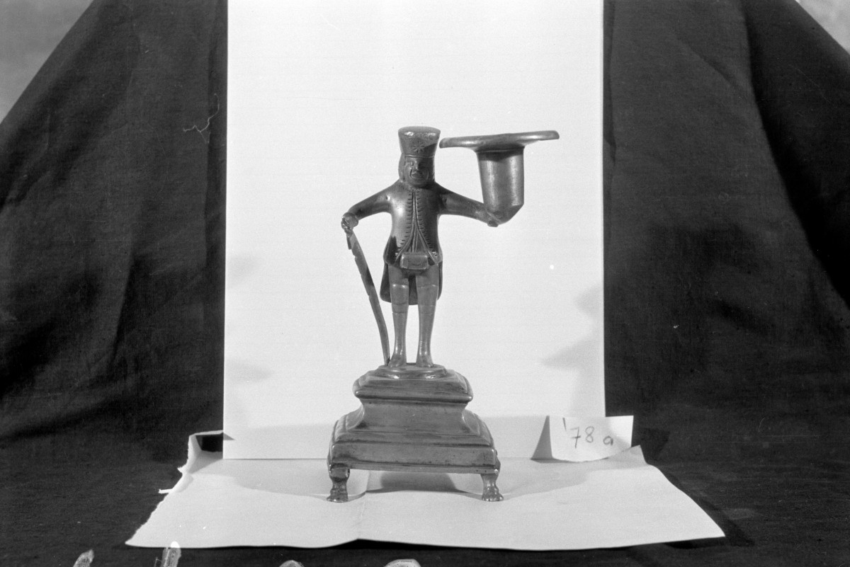Muzeum Górnośląskie w Bytomiu, Lichtarzyk cynowy przedstawiający Górnika z XVIII/XIX w., wysokość 180 mm, skan 1
