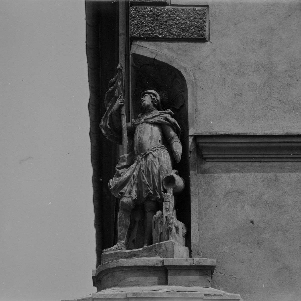 ratusz miejski - elewacja południowa - rzeźba św. Floriana, skan 1