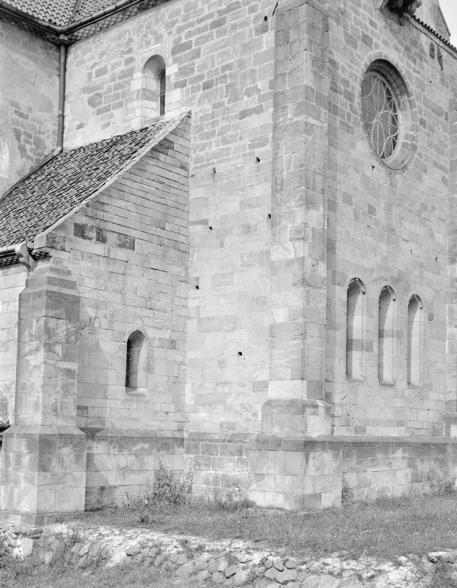 Kościół św. Tomasza Kantuaryjskiego - elewacja pd.- wsch. narożnik budynku. Widoczna rozeta., skan 1