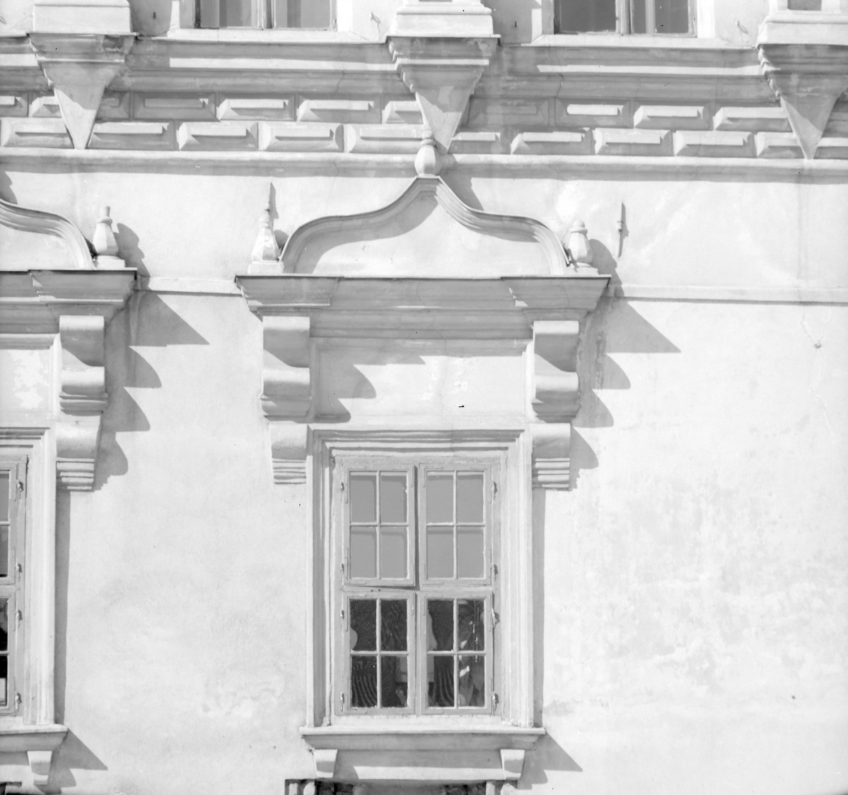 Ratusz - okno z naczółkiem w kształcie oślego grzebietu, skan 1