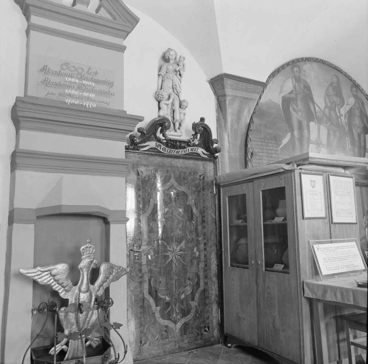 ratusz miejski - wnętrze - sala sadowa - drzwi oraz kominek, skan 1