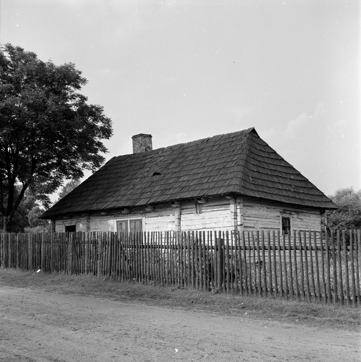 dom nr. 8 - elewacja frontowa i boczna, skan 1