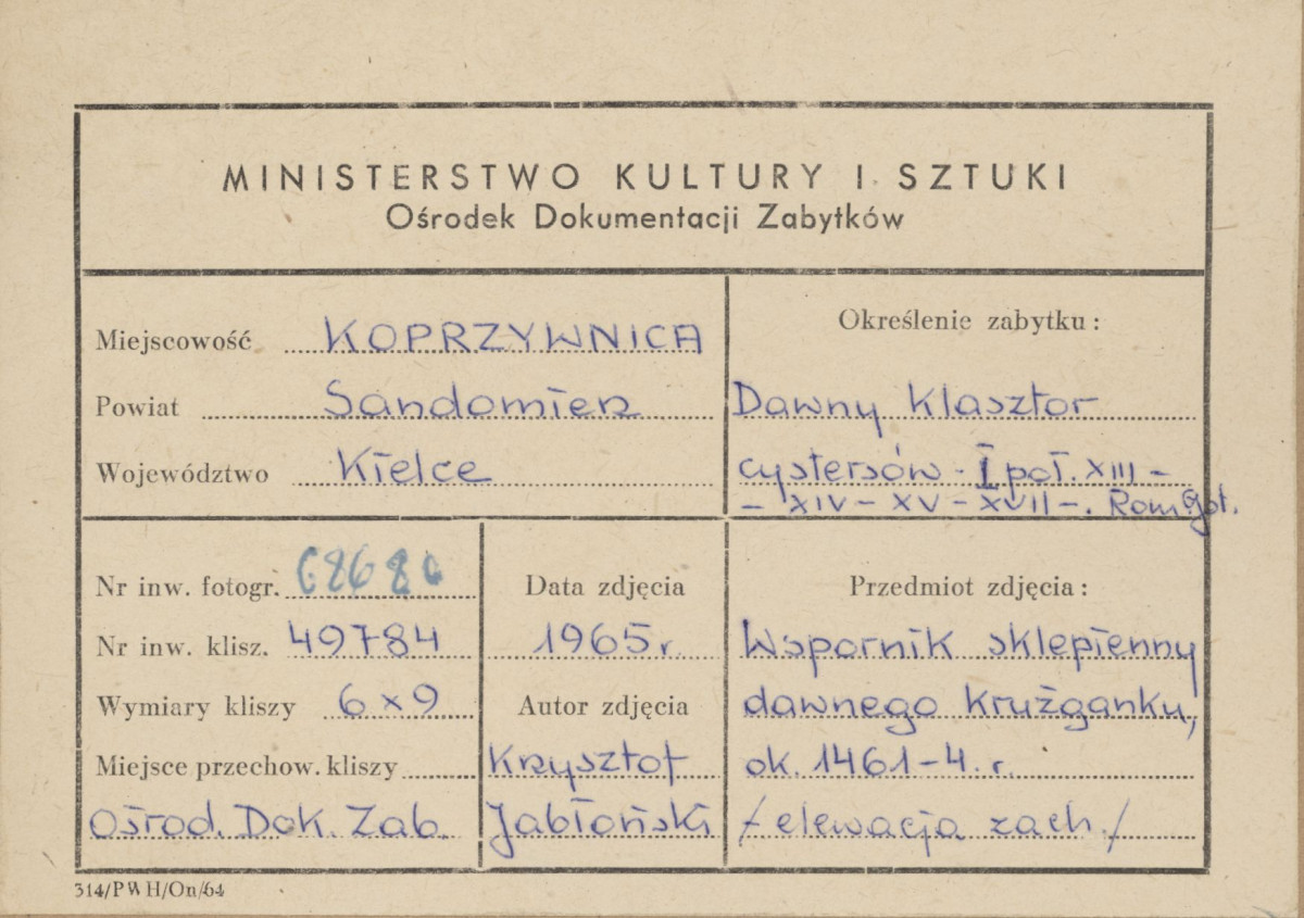 Zespół klasztorny - elewacja zach. klasztoru, widok na wspornik sklepienia - metryczka, skan 1
