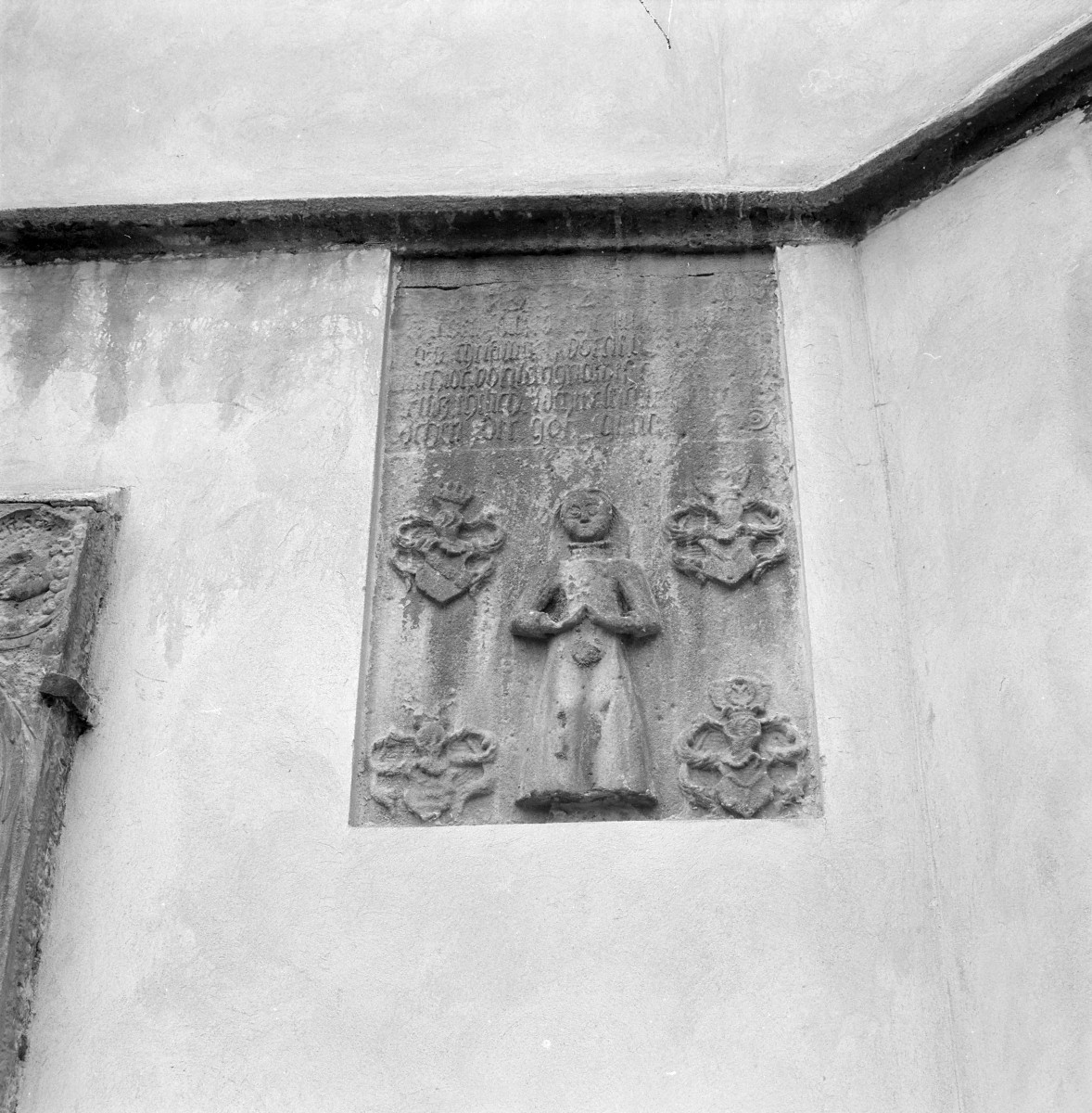 Kościól p.w. św. Marcina - mur dawnego cmentarza z epitafium dziecka, skan 1