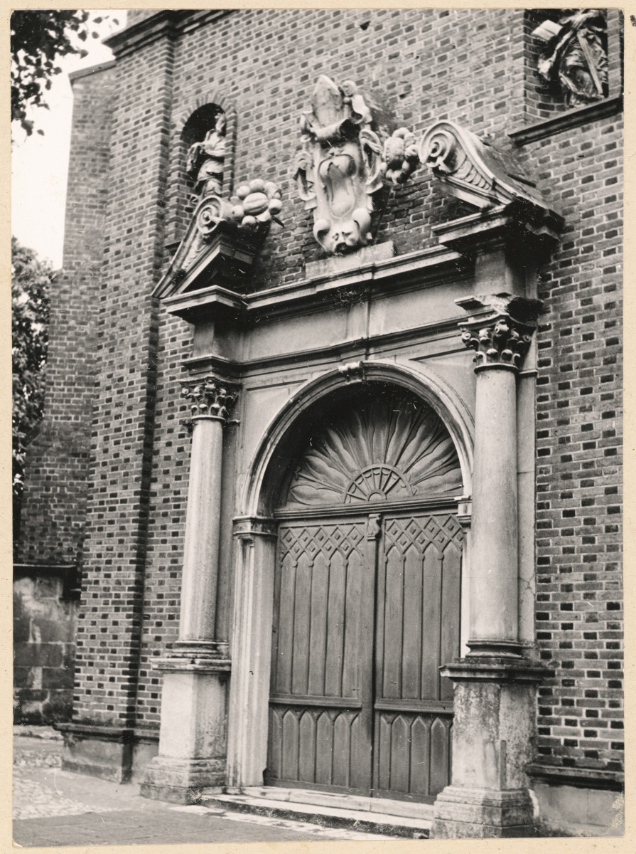 Katedra - widok na kruchtę i portal główny , skan 1