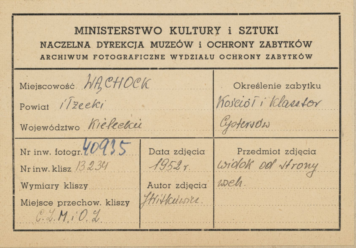 Zespół opactwa Cystersów - widok od strony  płn. -  zach. na fragment fasady kościoła i fragment elewacji klasztoru - metryczka, skan 1