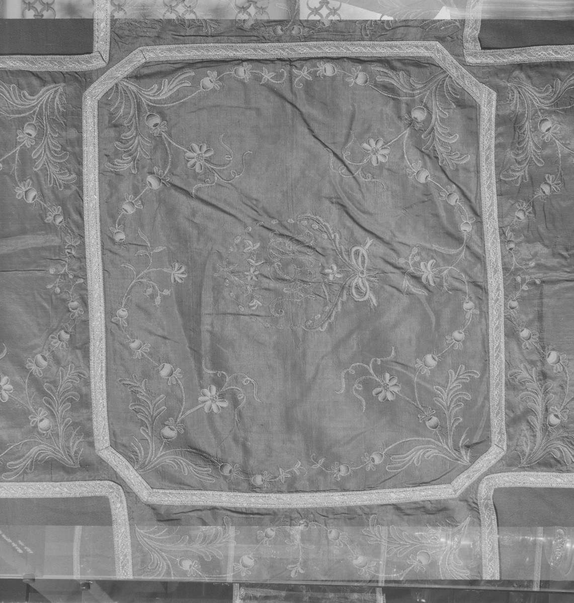 Skarbiec Katedralny - Nakrycie foldistorium bp. Górskiego. 1805-18. Centrum z monogramem., skan 1