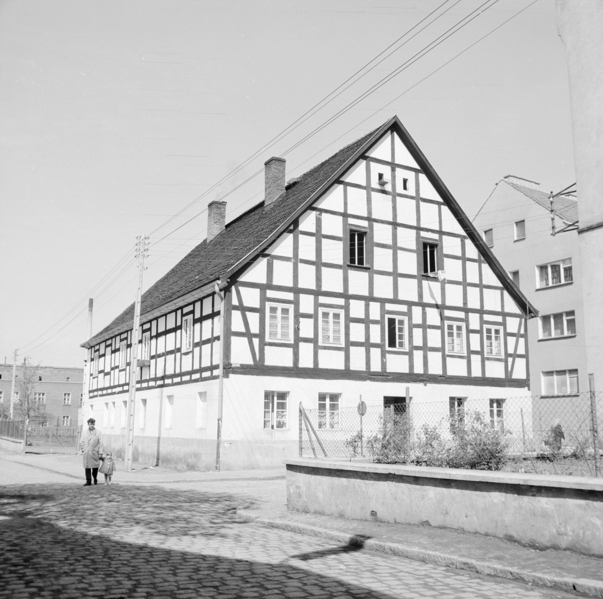 szkoła ewangelicka (dawna) z 1789 roku - elewacja szczytowa szachulcowa, skan 1