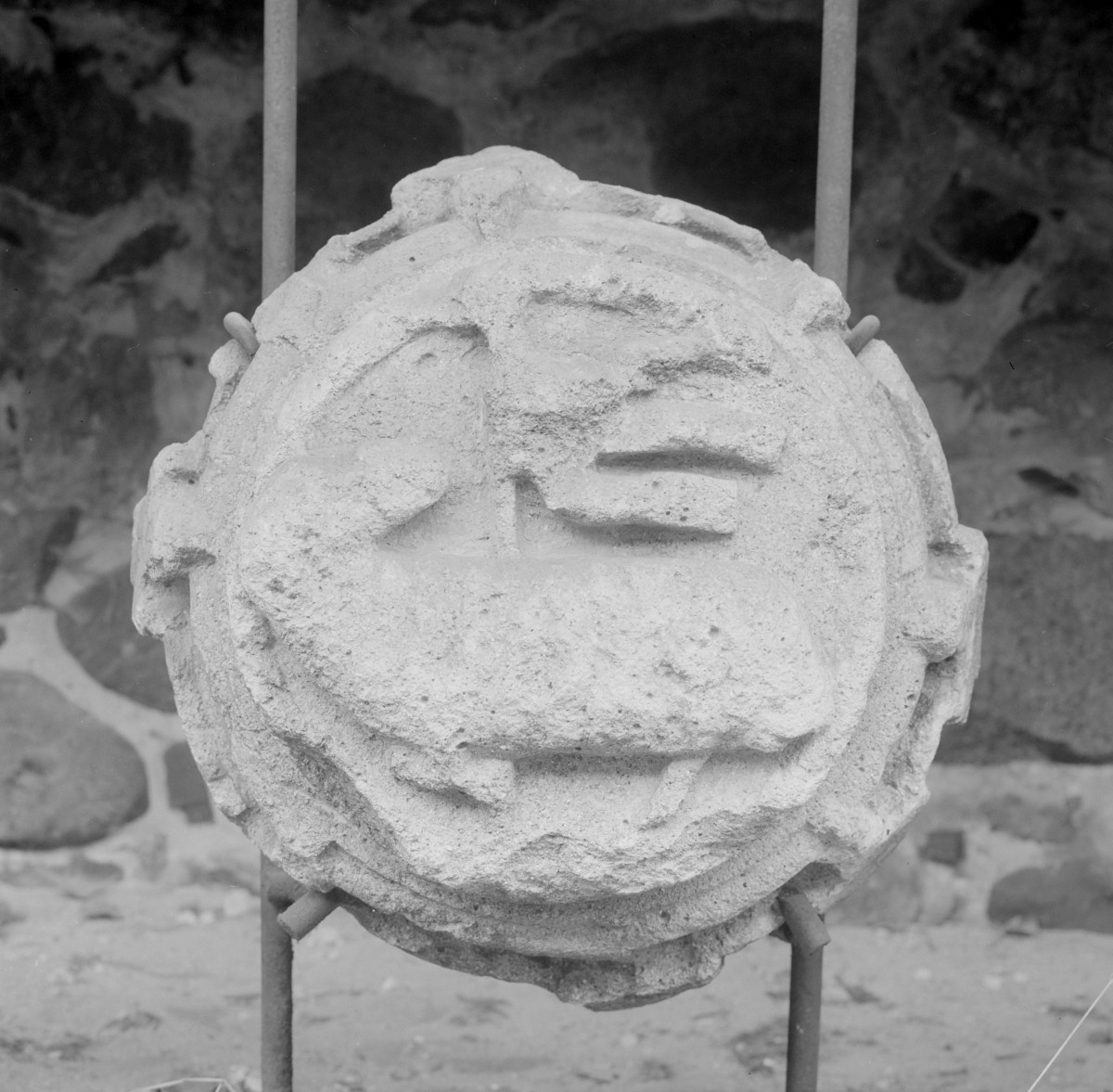 Zamek w Malborku - lapidarium - detal arch. - zwornik sklepienia - symbol baranka, skan 1