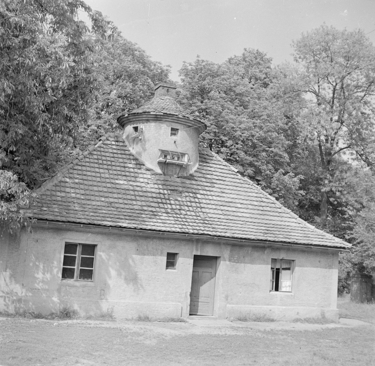 dwór - spichlerz - elewacja frontowa, skan 1
