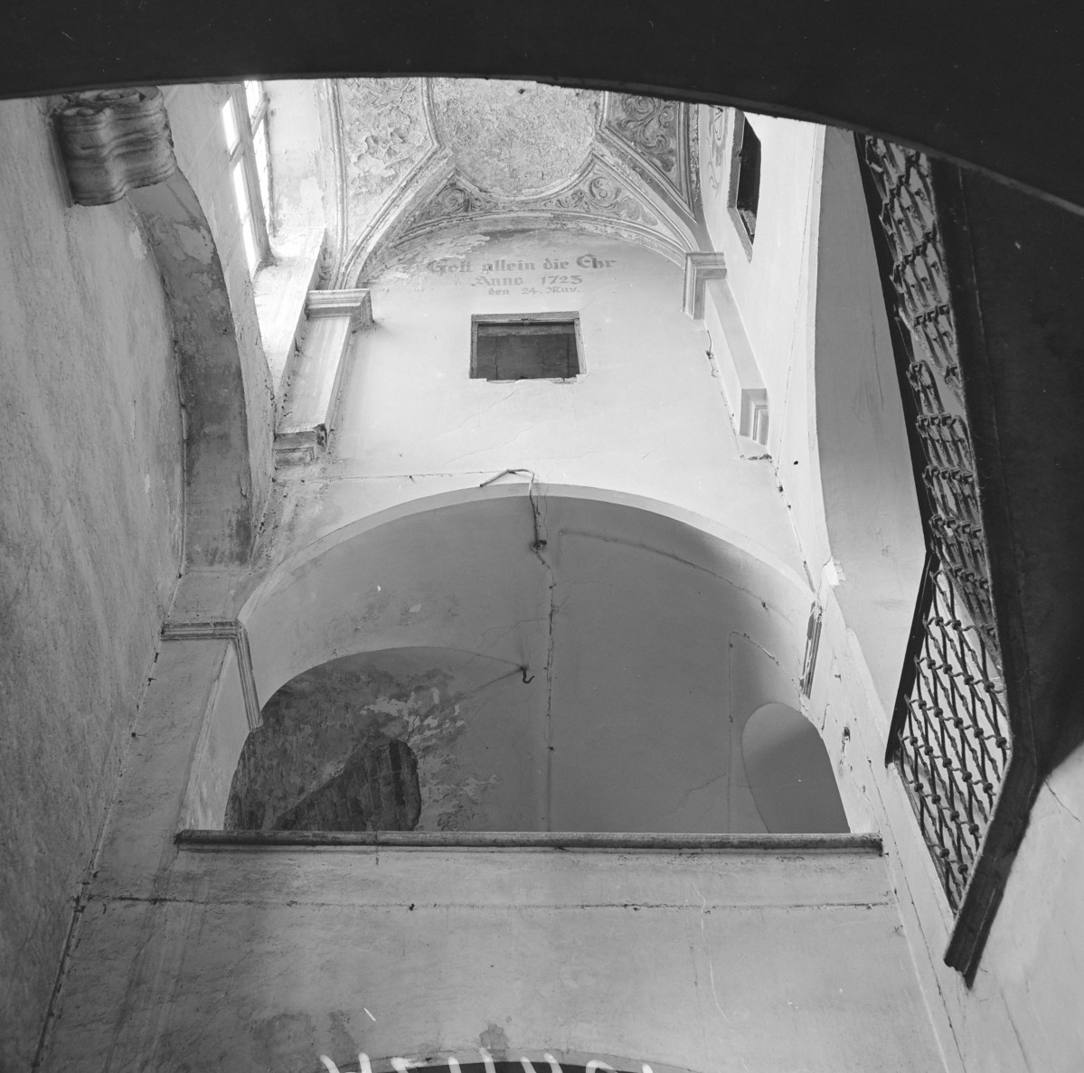 rynek miasta - kamienica - wnętrze - klatka schodowa - fragment, skan 1