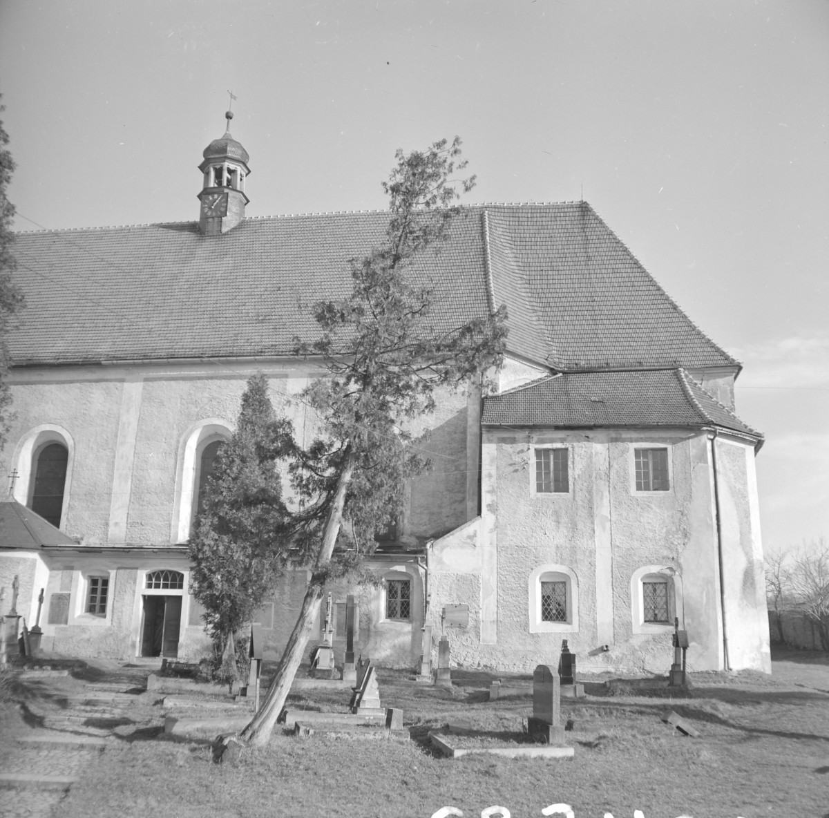 kościół pw. św. Jerzego - elewacja południowa - fragment z prezbiterium i przybudówką, skan 1