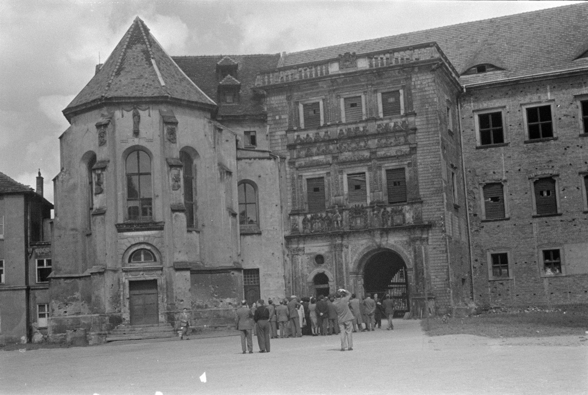 Siedziba Piastów Śląskich - elewacja frontowa, skan 1