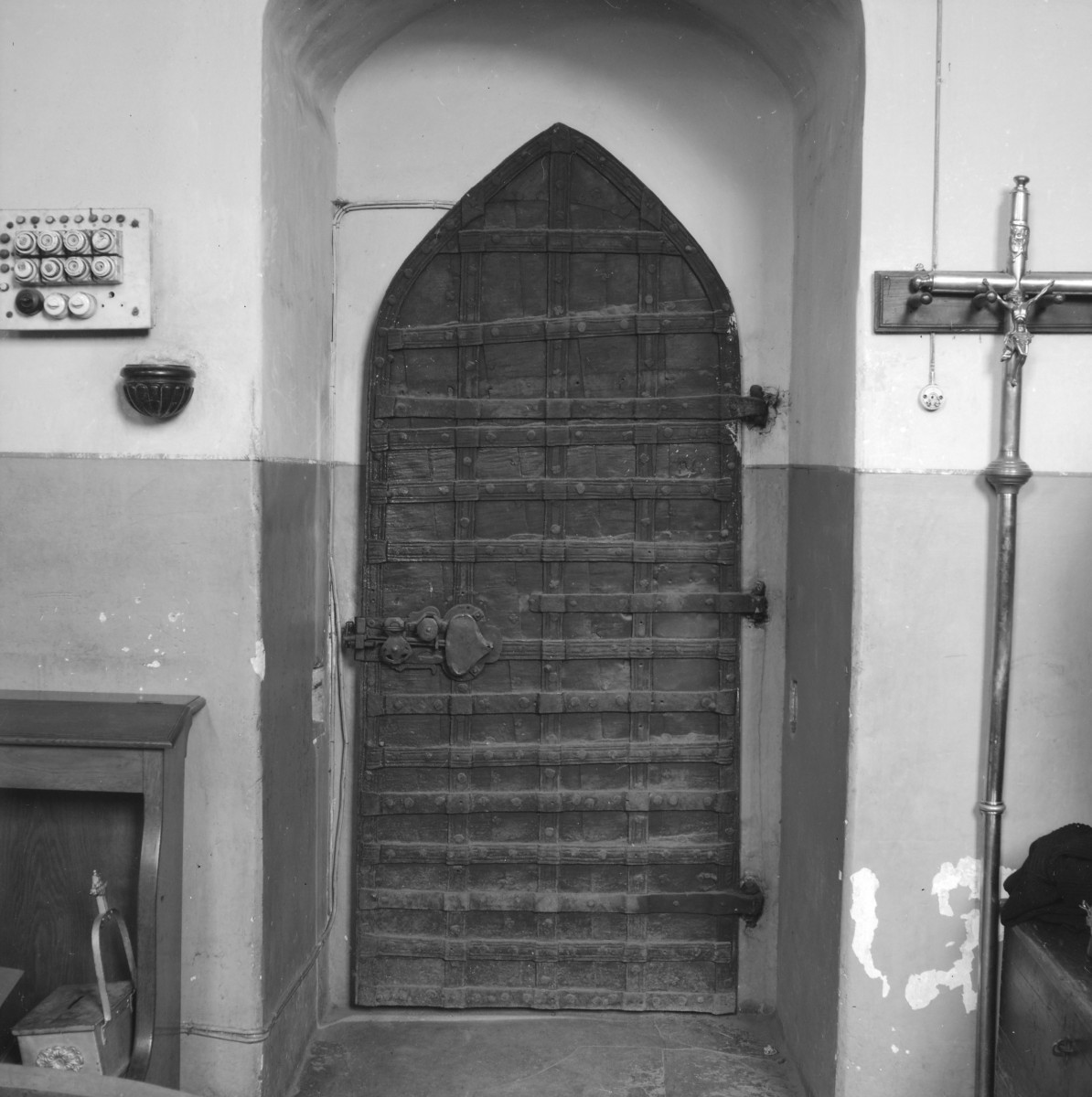 klasztor Bożogrobowców - kościół pw. Ducha Świętego - wnętrze - prezbiterium - zakrystia - potral, skan 1