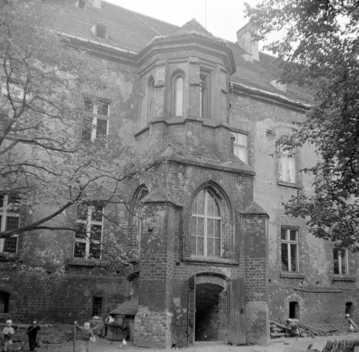 zamek królewski - dziedziniec - wykusz gotycki, skan 1