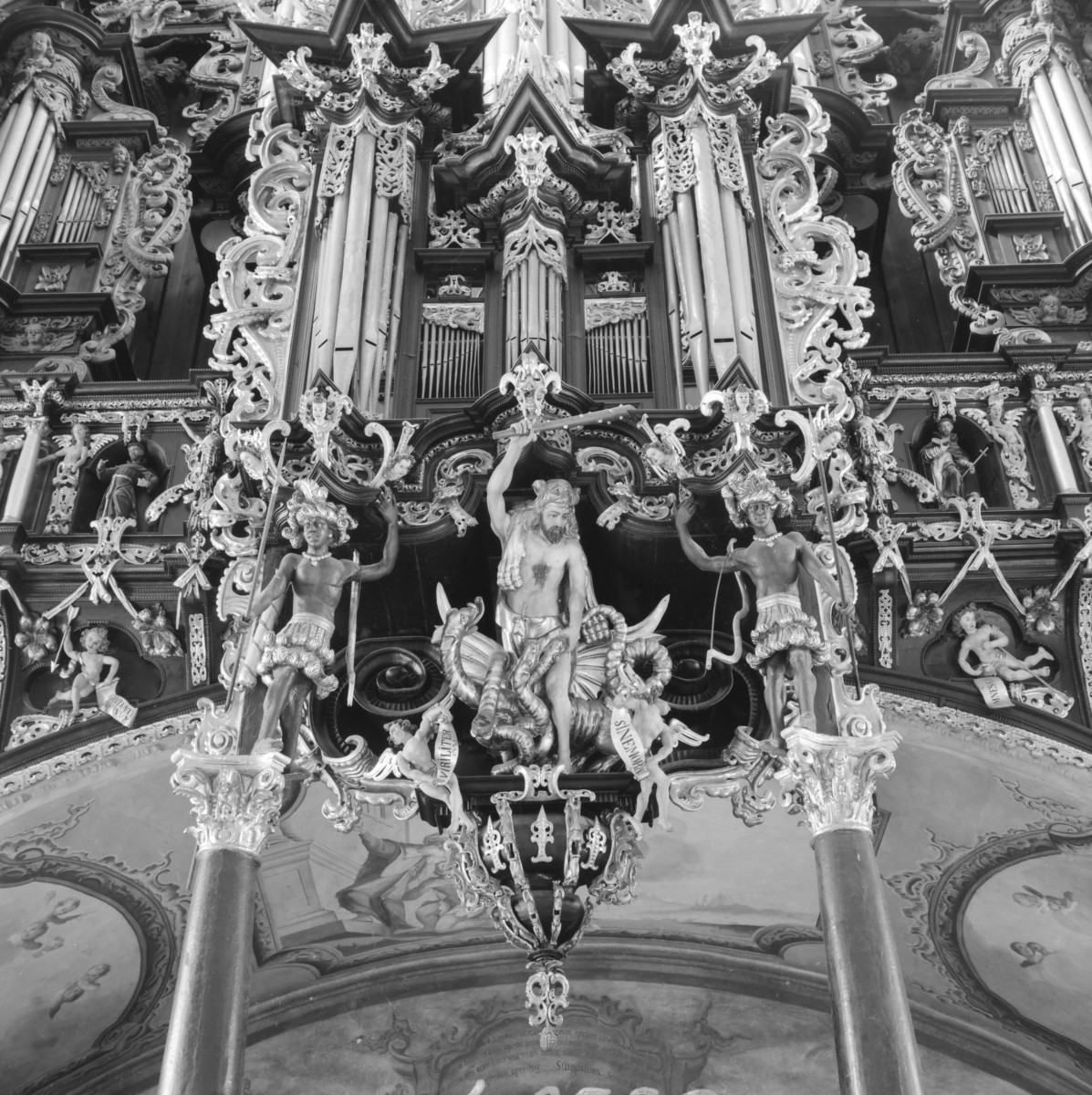 bazylika pw. Zwiastowania Najświętszej Marii Panny - wnętrze: prospekt organowy nawy głównej - fragment, skan 1