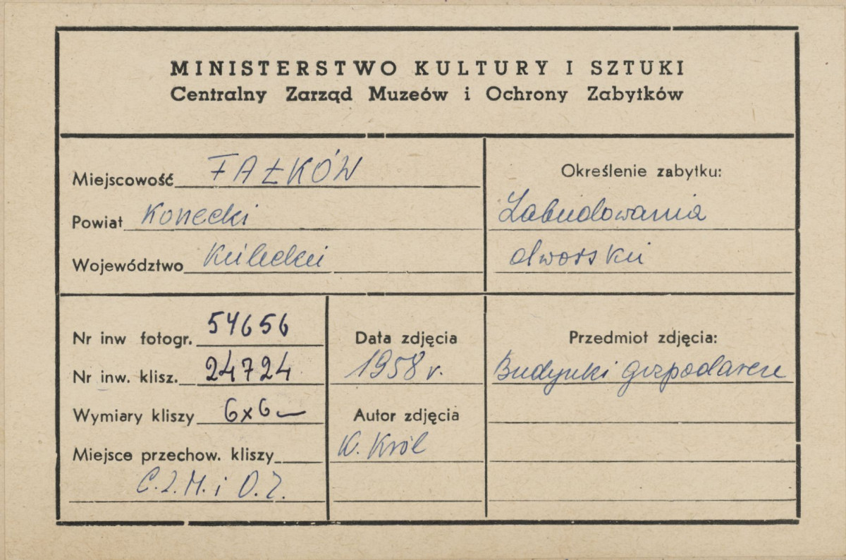 Zabudowania dworskie - stajnie - widok ogólny - metryczka, skan 1