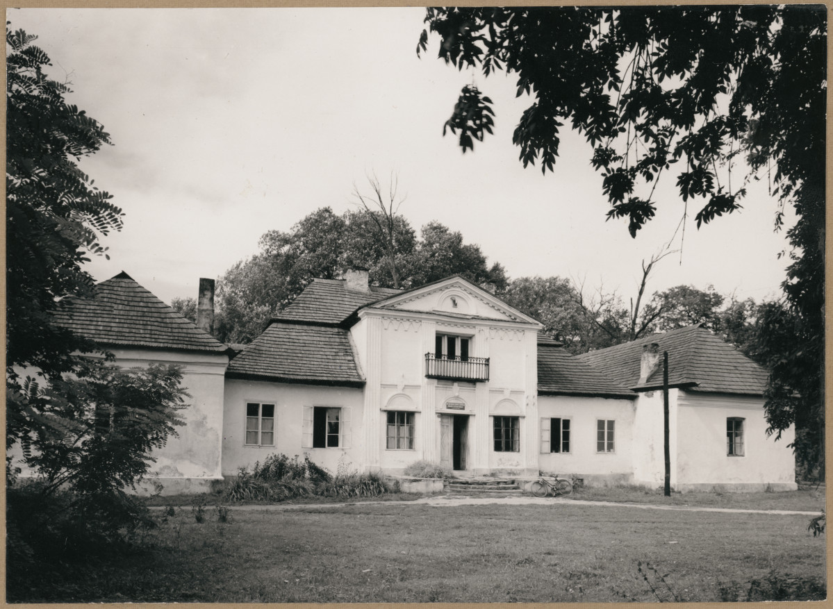 Dwór alkierzowy - widok elewacji głównej od strony płd. - wsch., skan 1