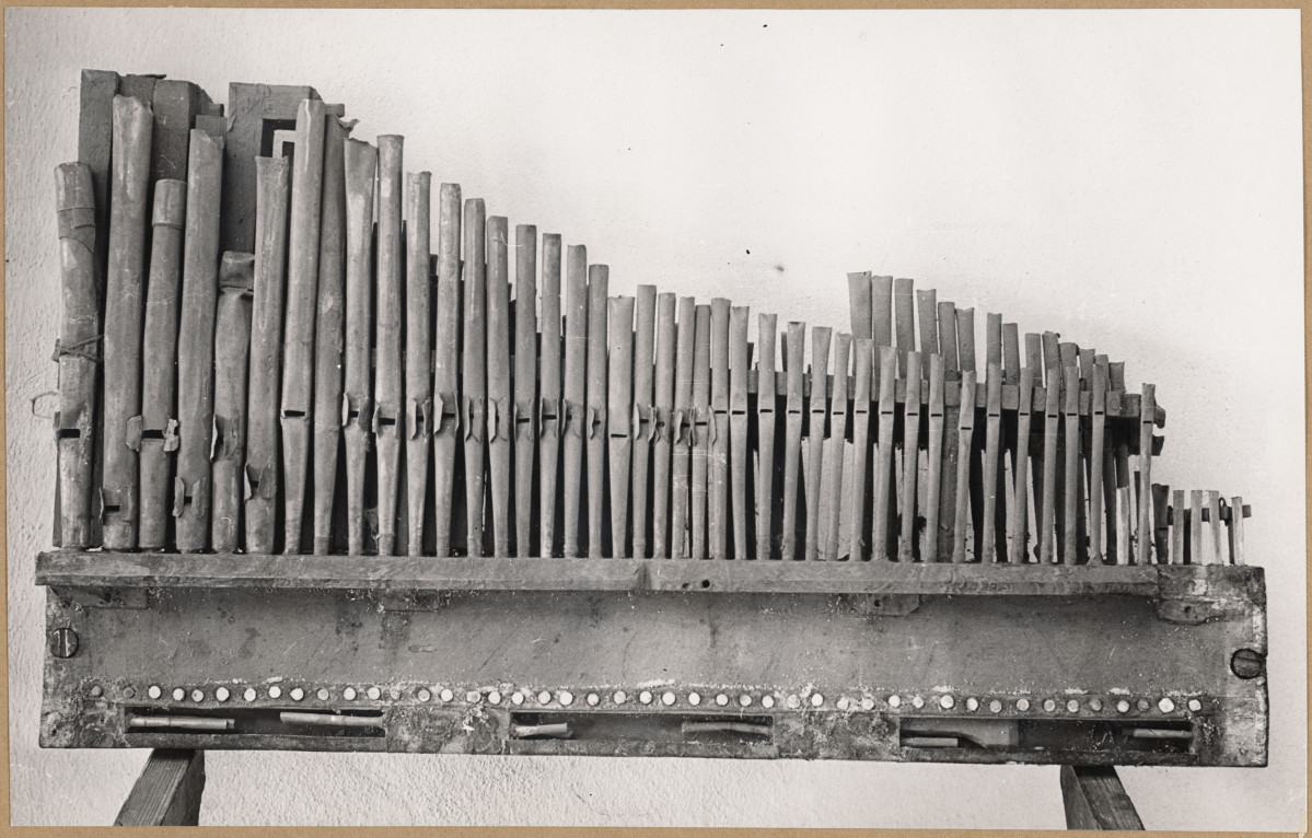 Muzeum Diecezjalne - organy przenośne, fragment wnętrza, widok na wiatrownicę i piszczałki , skan 1