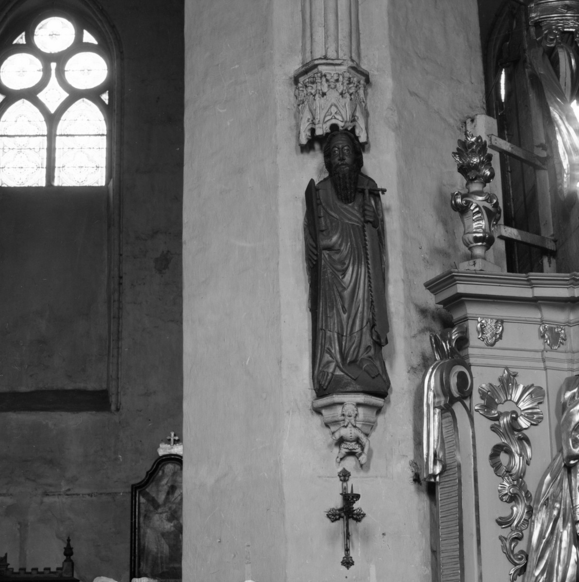 Kościół św. Katarzyny w Brodnicy - wnętrze: rzeźba św. Mateusz przy filarze, fragment okno ostrołukowe, skan 1