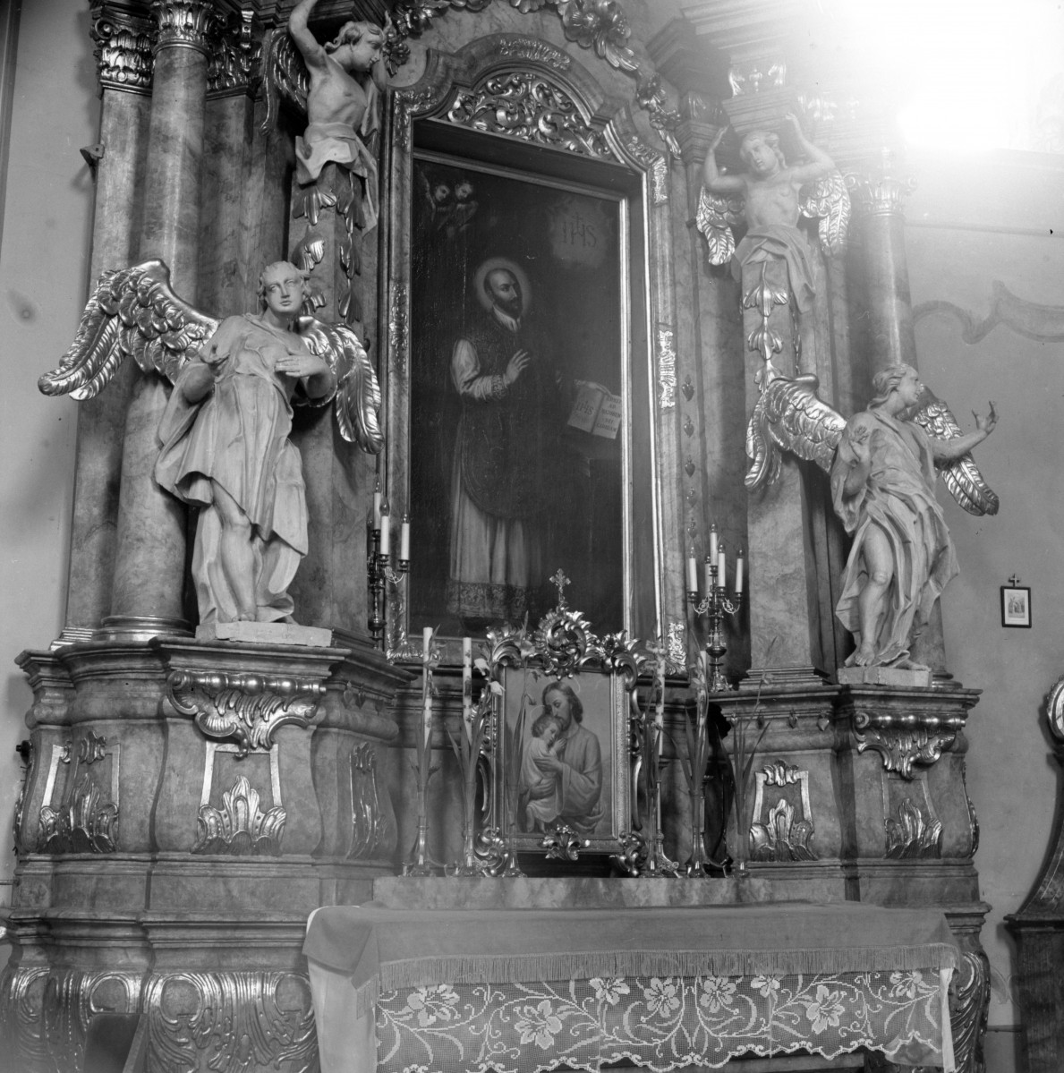 kościół klasztorny jezuitów pw. Nawiedzenia NMP - wnętrze, ołtarz boczny, skan 1
