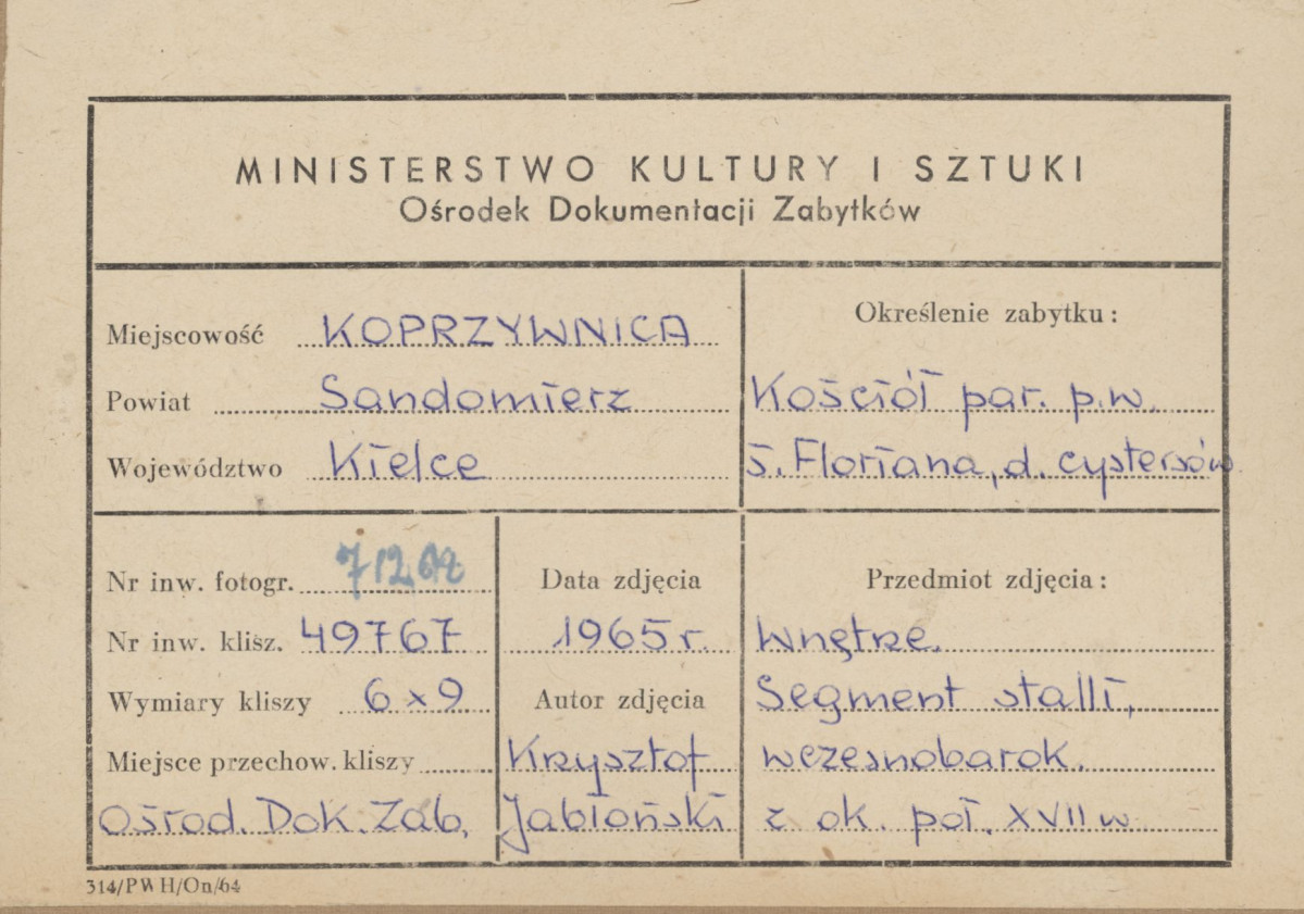 Zespół klasztorny - kościół, wnętrze, widok na segment stalli - metryczka, skan 1