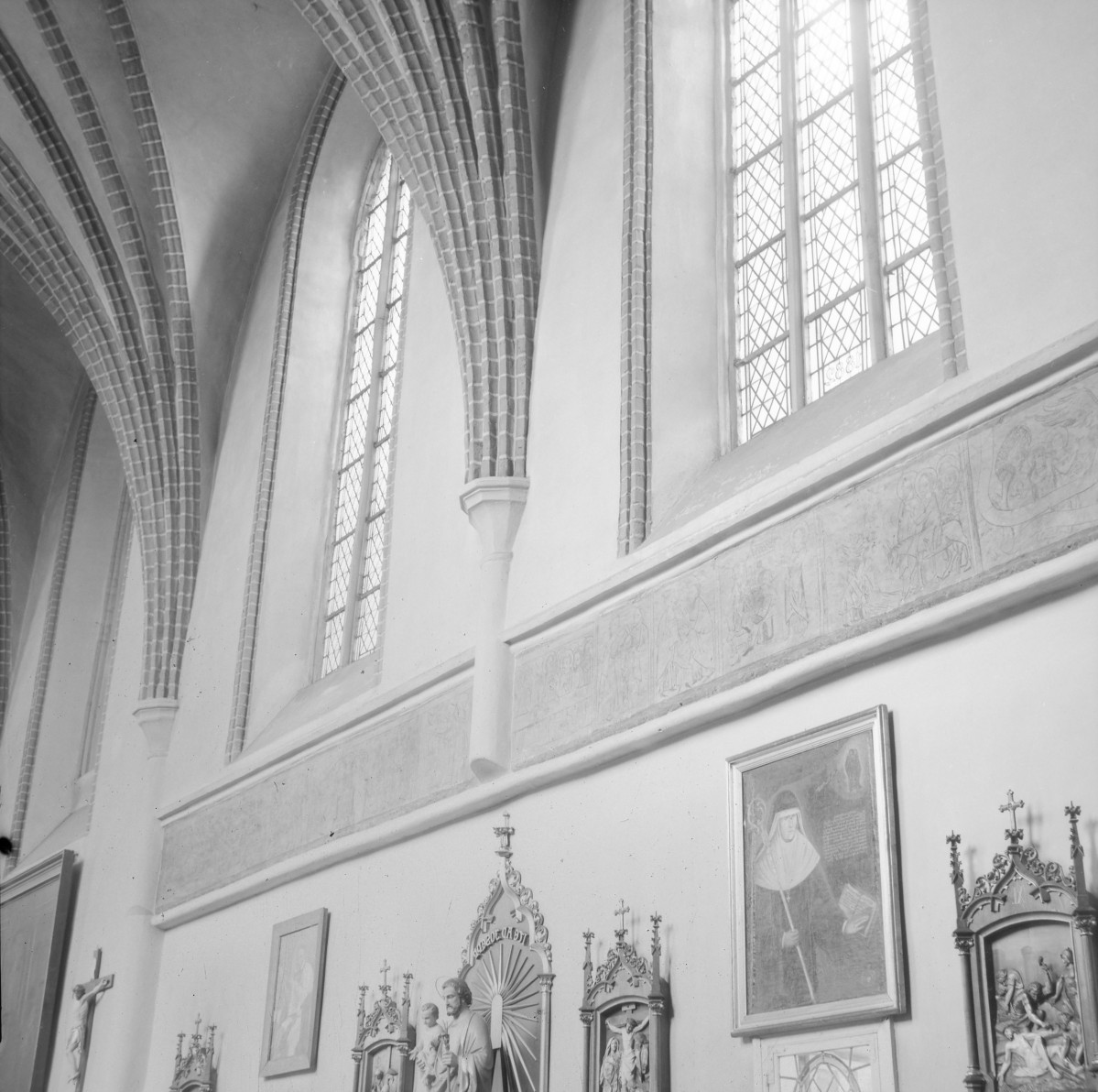 Kościół św. Jan Chrzciciela i św. Jana Ewangelisty - wnętrz kościoła górnego: prezbiterium i polichromia na ścianach, widoczne okna w typie maswerk oraz pompatyczne wsporniki i słóżki, poniżej neogotyckie stacje drogi krzyżowej., skan 1