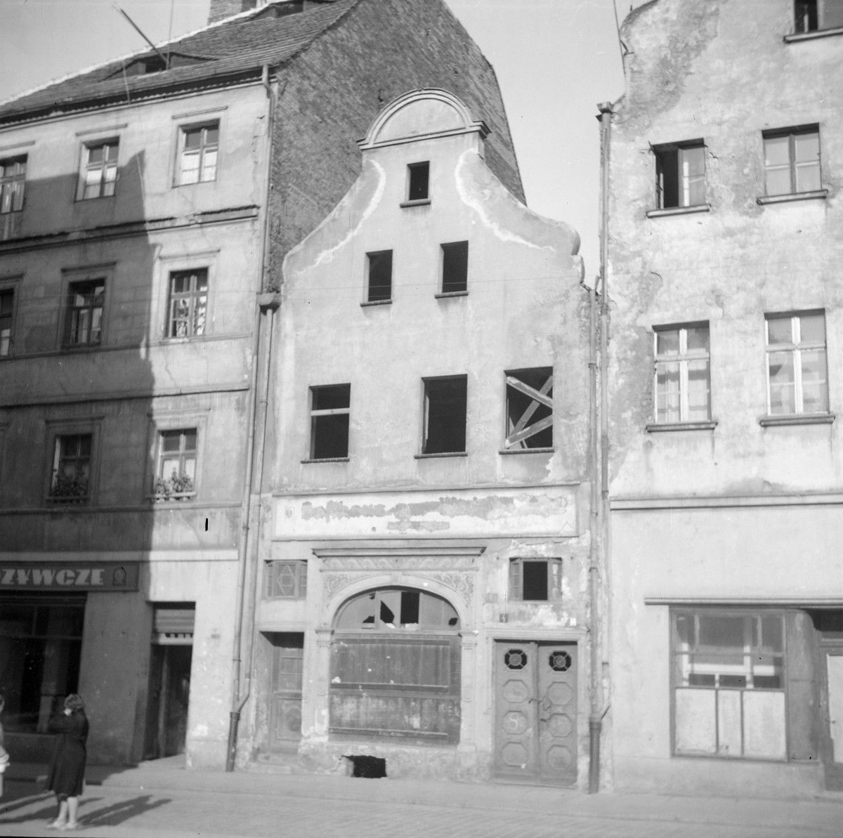Kamienica - elewacja frontowa. Renesansowy szczyt., skan 1