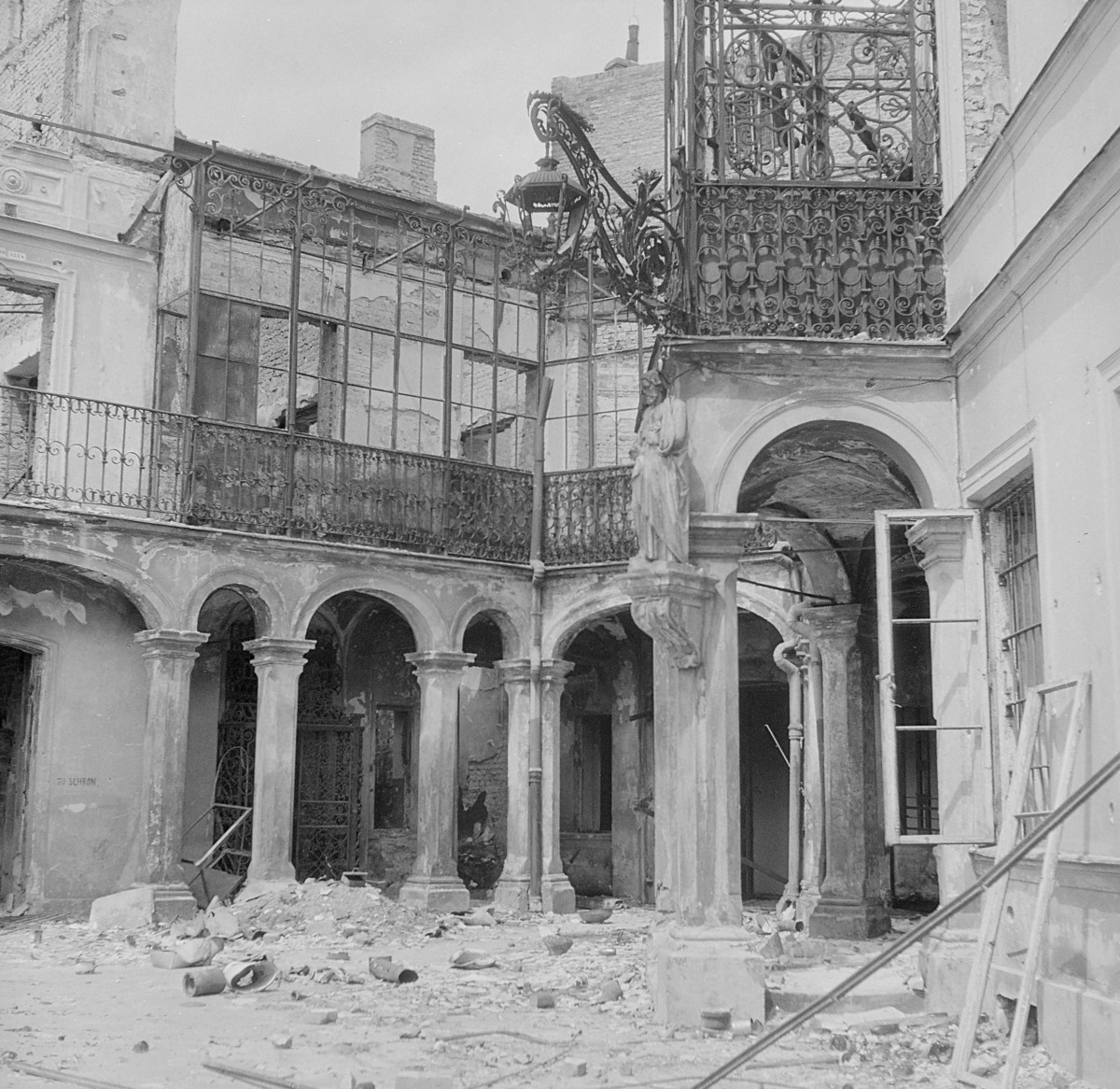 Pałac Walickich - zniszczony dziedziniec arkadowy., skan 1