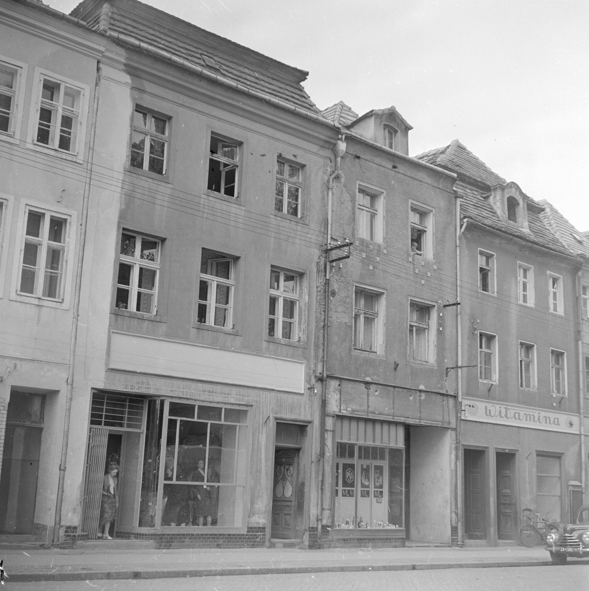 kamienice - elewacja frontowa, sklepy, skan 1