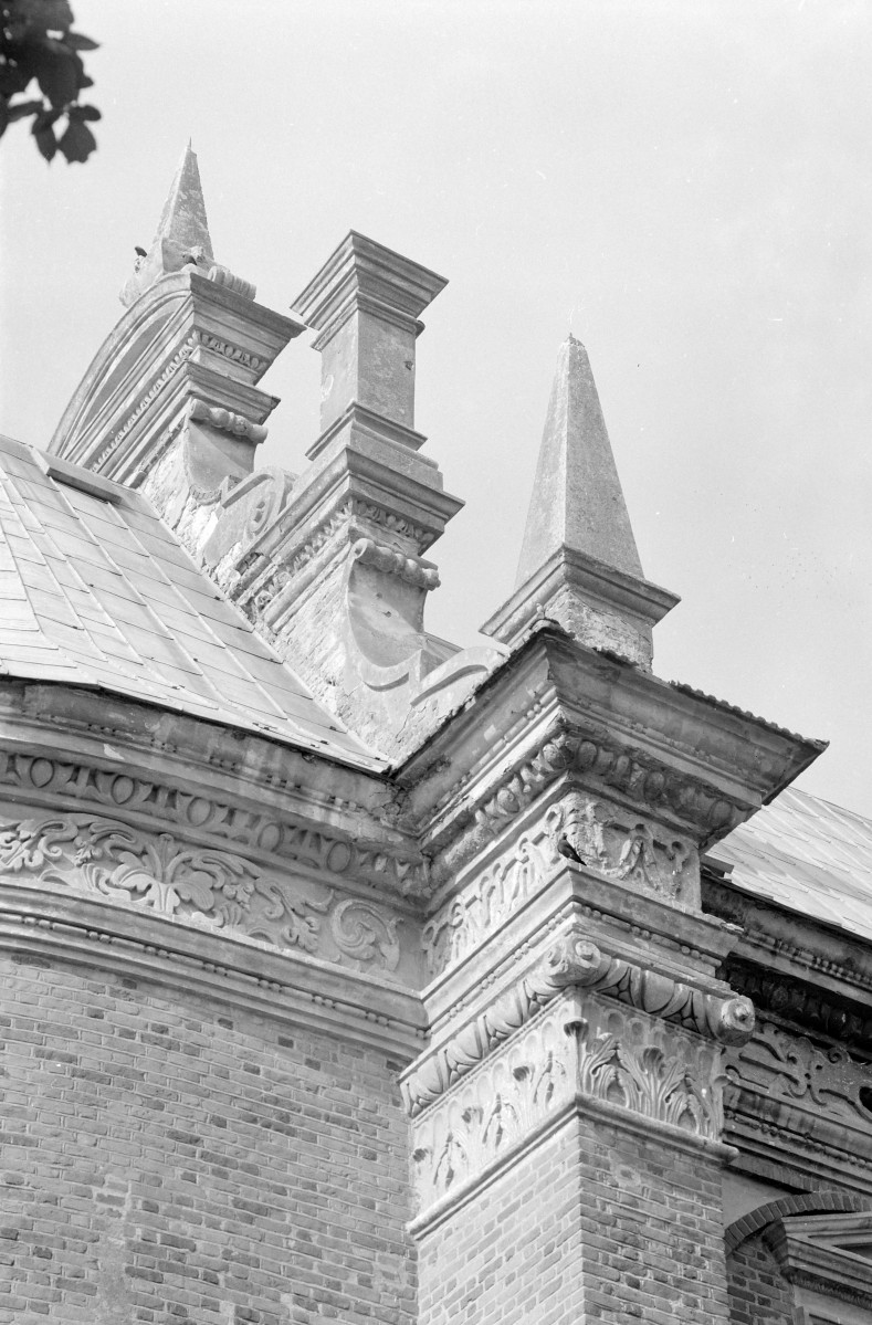 kościół parafialny pw. św.św. Floriana i Katarzyny - szczyt prezbiterium - fragment, skan 1
