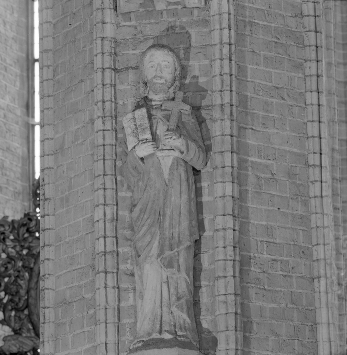 kościół pw. Wniebowzięcia Najświętszej Maryi Panny - wnętrze - rzeźba apostoła z 1325 r., skan 1