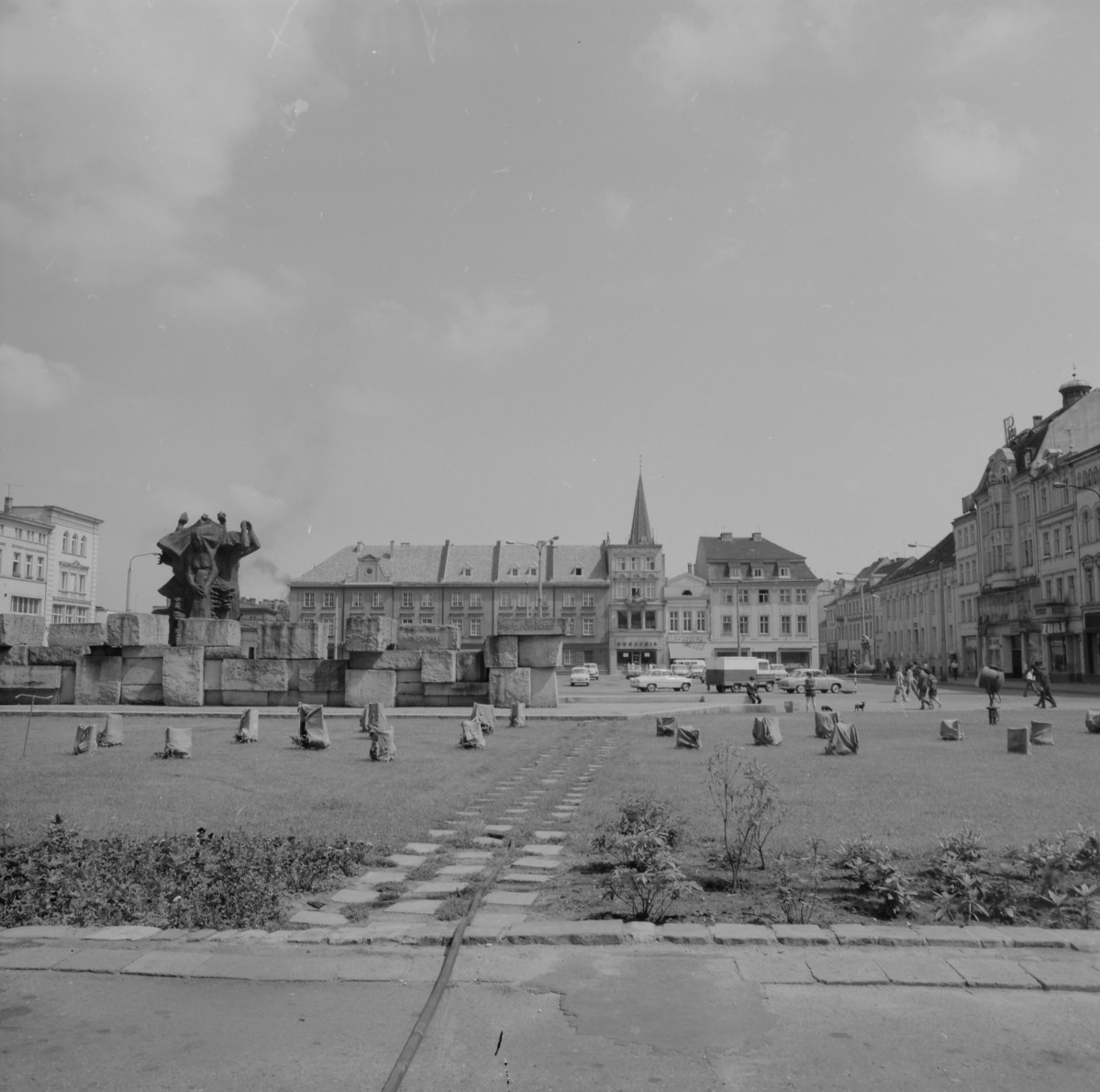 Stary Rynek - zabudowa miejska, widok ogólny oraz pomnik "Walki i Męczeństwa Ziemi Bydgoskiej"., skan 1