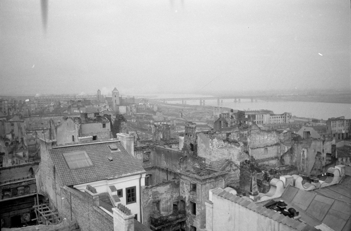 Widok z dachu kamienicy Baryczkowskiej. Widoczne riuny. W oddali most Gdański i dzwonnica kościoła N.N.M ., skan 1