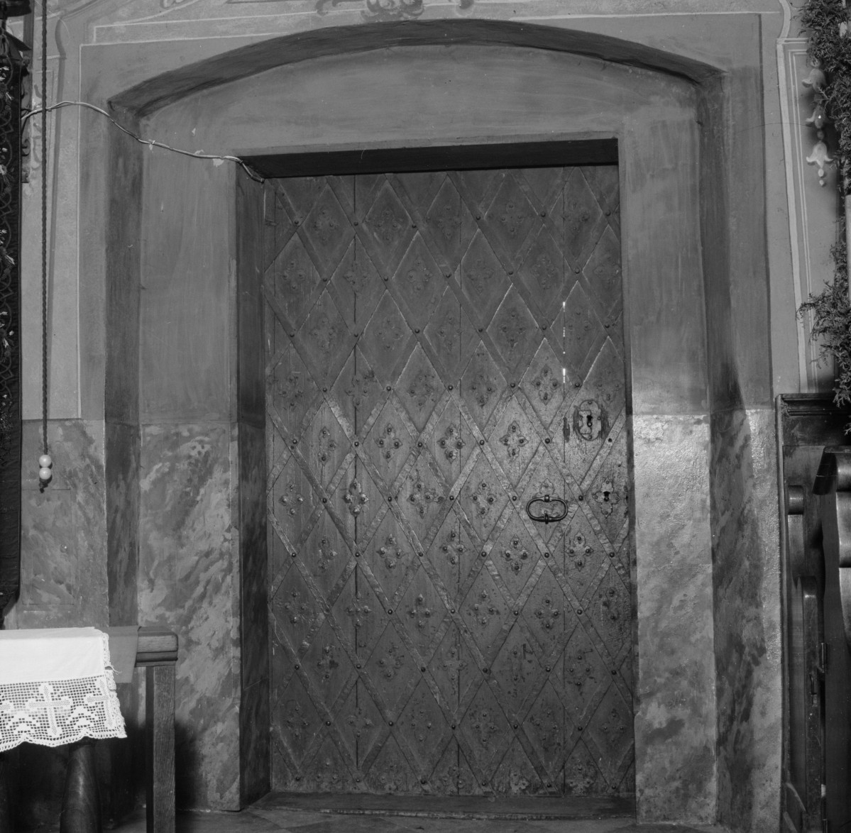 kościół pw. św. Bartłomieja - wnętrze - prezbiterium - drzwi zakrystii z XV wieku, skan 1