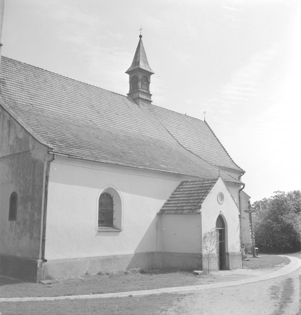 kościół pw. św. Andrzeja Apostoła - elewacja południowa - fragment, skan 1