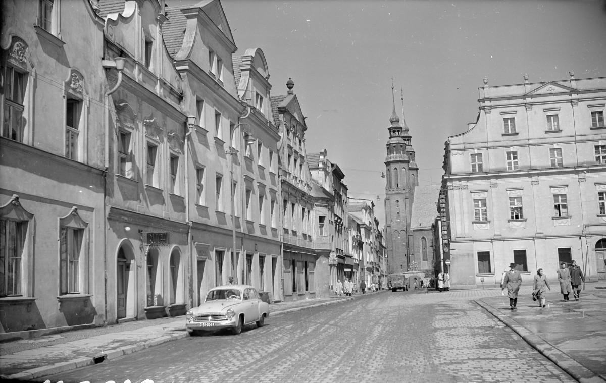Rynek - pierzeja. Widok w kierunku ul. Koraszewskiego. Widoczny fragment Katedry. , skan 1
