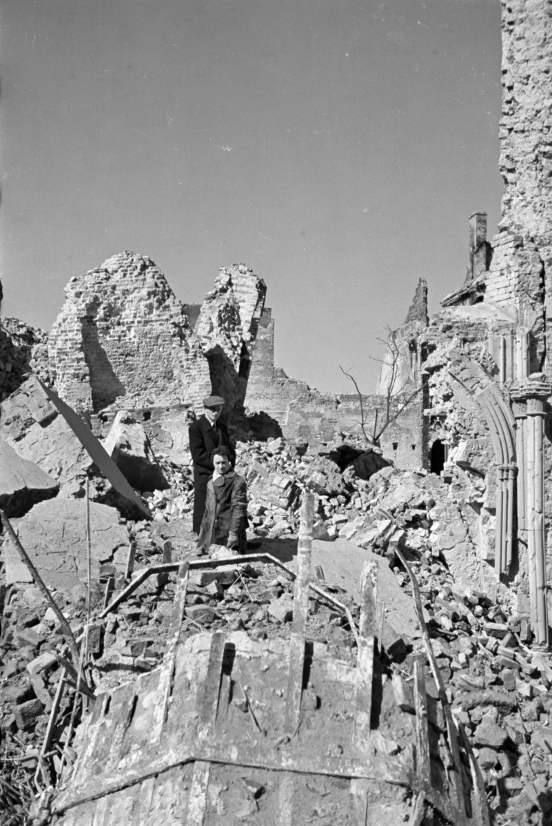 Katedra pw. św. Jana Chrzciciela. Ruina, części frontowej., skan 1