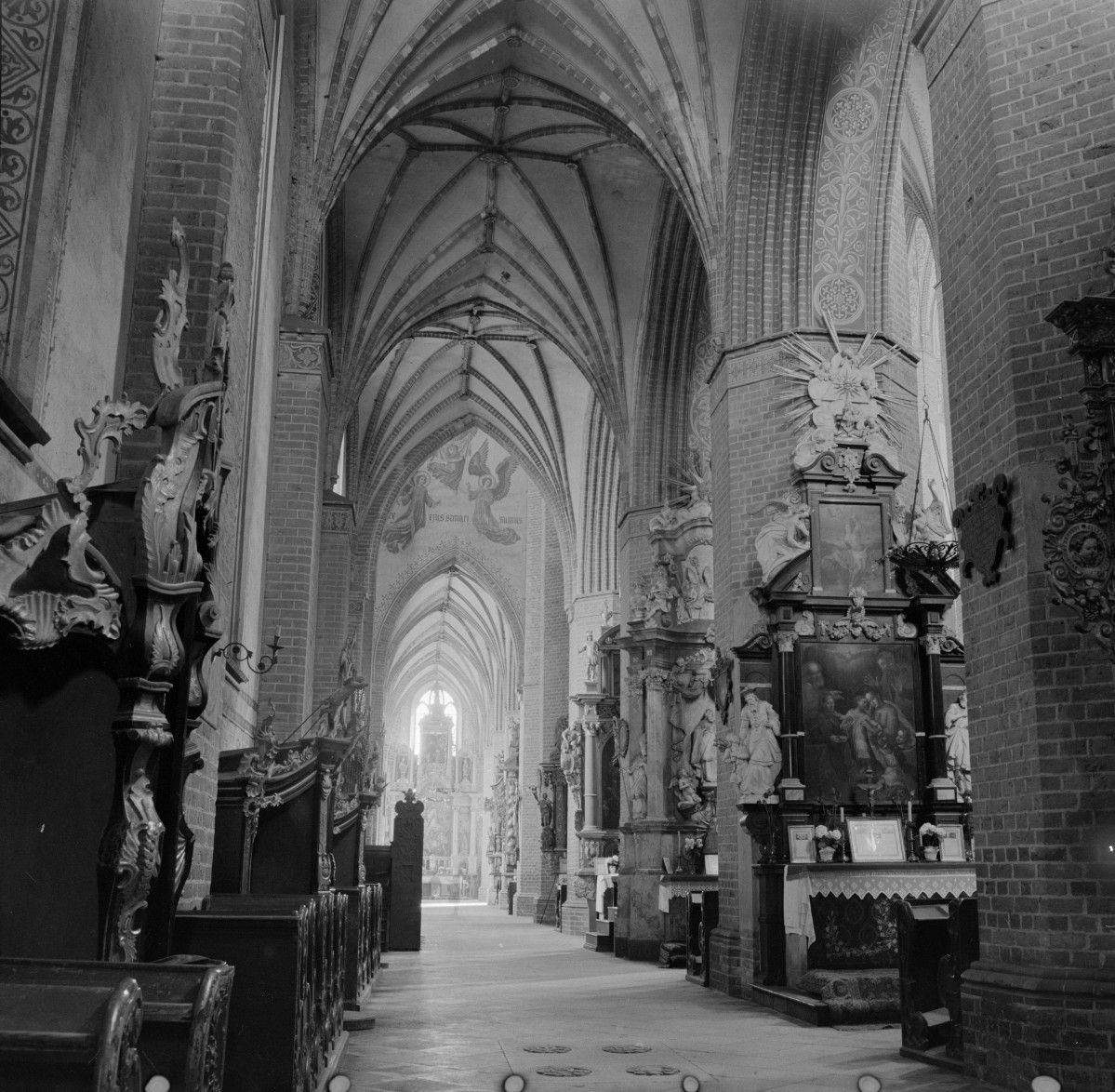 klasztor Cystersów - kościół pw. Wniebowzięcia NMP, św. Bernarda, św. Benedykta i św. Stanisława - wnętrze - nawa boczna północna, skan 1