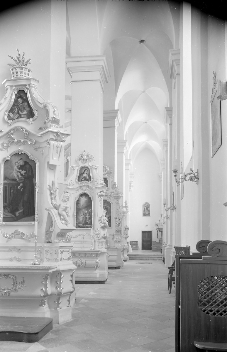 kolegiata - wnętrze: ołtarze na filarach prawej nawy, skan 1