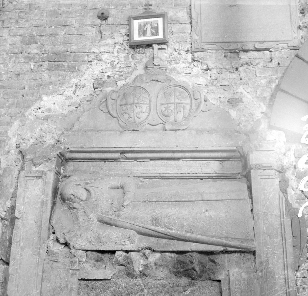 kościół pofranciszkański, ob. filialny pw. św. Jana Chrzciciela - wnętrze: nagrobek Zofii Słupeckiej, skan 1